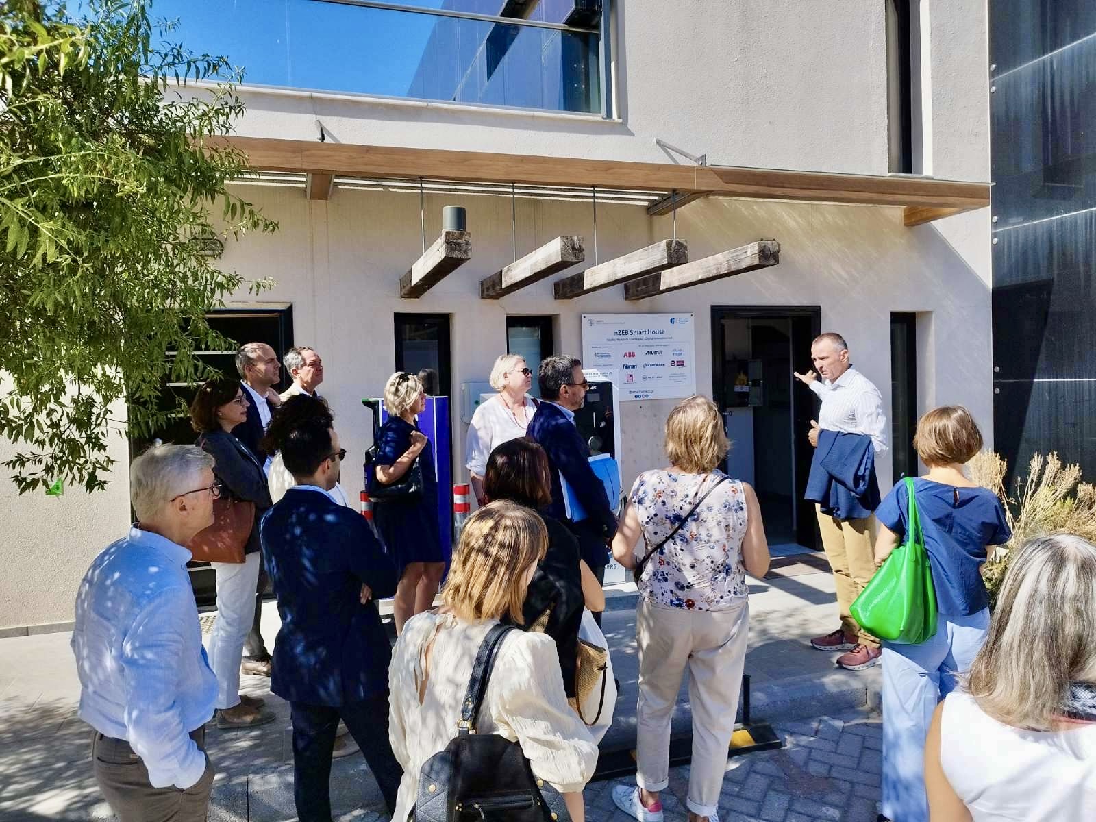 Στο εξωτερικό του Έξυπνου Σπιιού