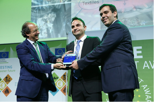 Στιγμιότυπο από τη στιγμή της βράβευσης