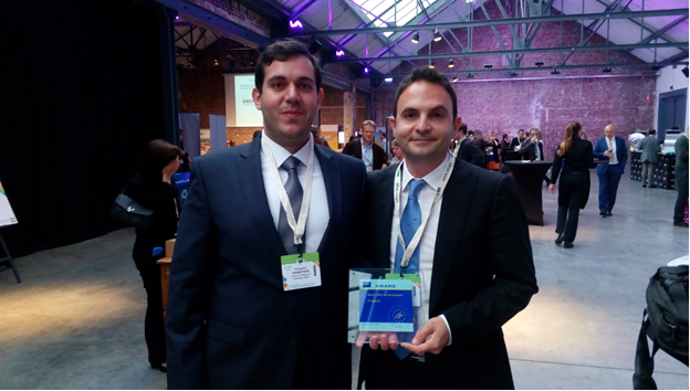 Στιγμιότυπο από τη στιγμή της βράβευσης