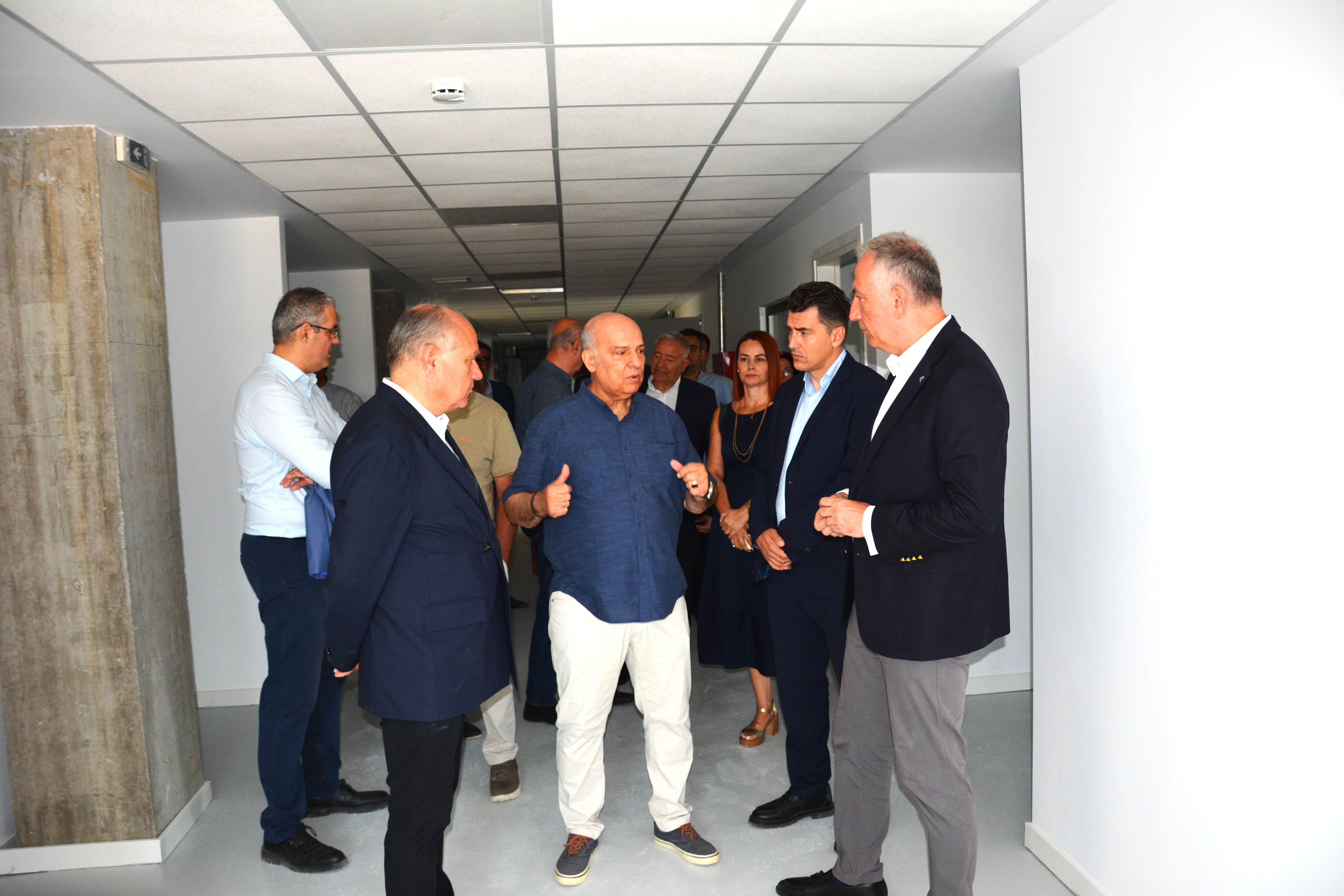 Κατά την περιήγηση στους χώρους της νέας ερευνητικής υποδομής 